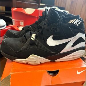 Nike size 12 Black and white
